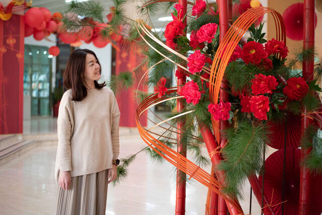葫蘆墩金龍獻吉祥-新春裝置藝術展以剖竹編織如緞帶扭轉的結構表現金龍意象