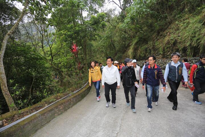 林市长早起视察潭子新田登山步道 将延伸至风动石串联大坑登山步道系统