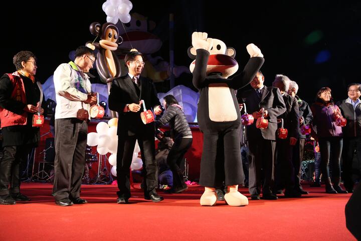 元宵燈會台中海線首設燈區 主燈大嘴猴閃耀港區夜空-人偶娃娃