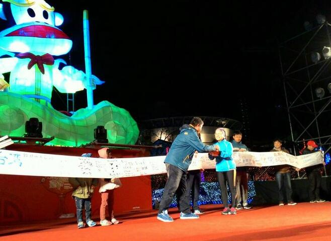 日本神戶阿嬤台灣單車感謝之旅 台中海線舉布條向台灣表謝意