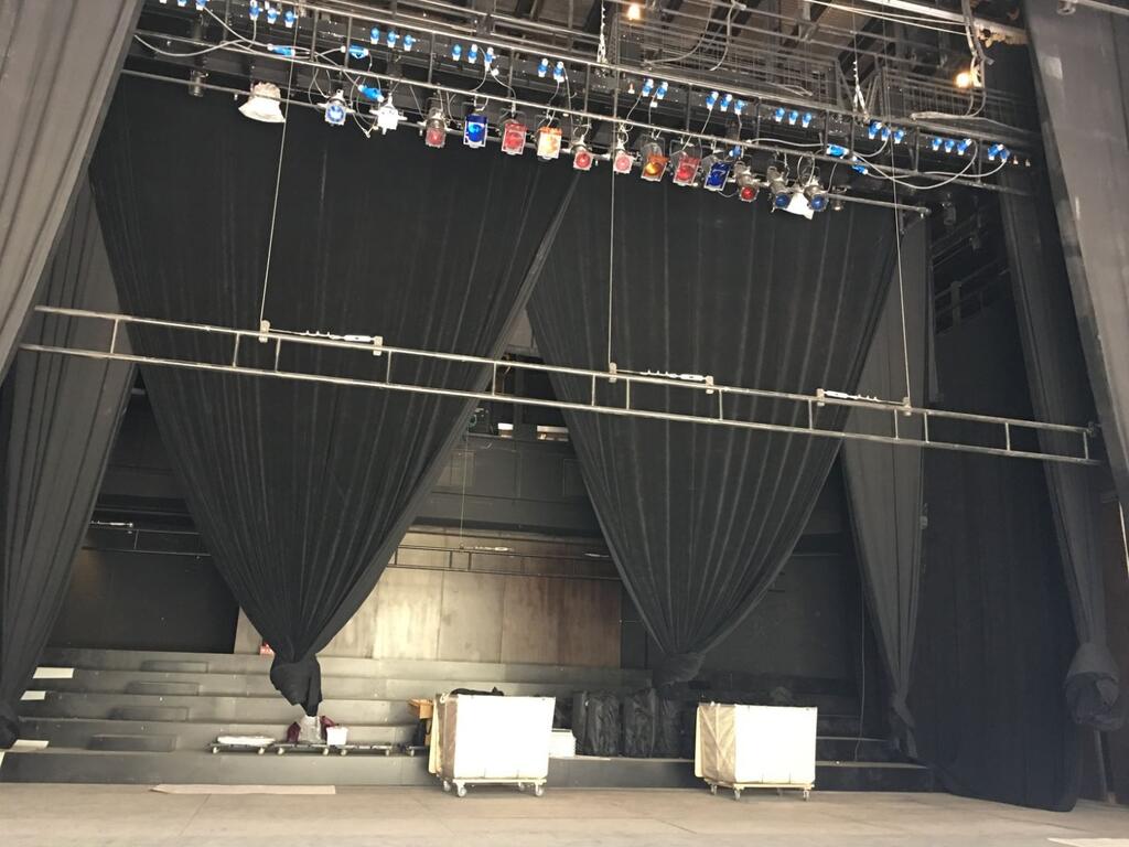 德国技师飞台测试歌剧院舞台系统 满意检测结果并肯定符合欧洲安全规范