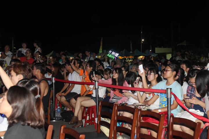 2016蓝带海洋观光季参与人次创纪录 今晚将举办摇滚总决赛-台下热情观众