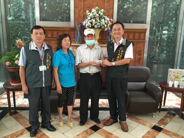 申辦敬老愛心乘車卡 西屯區公所專人送到府