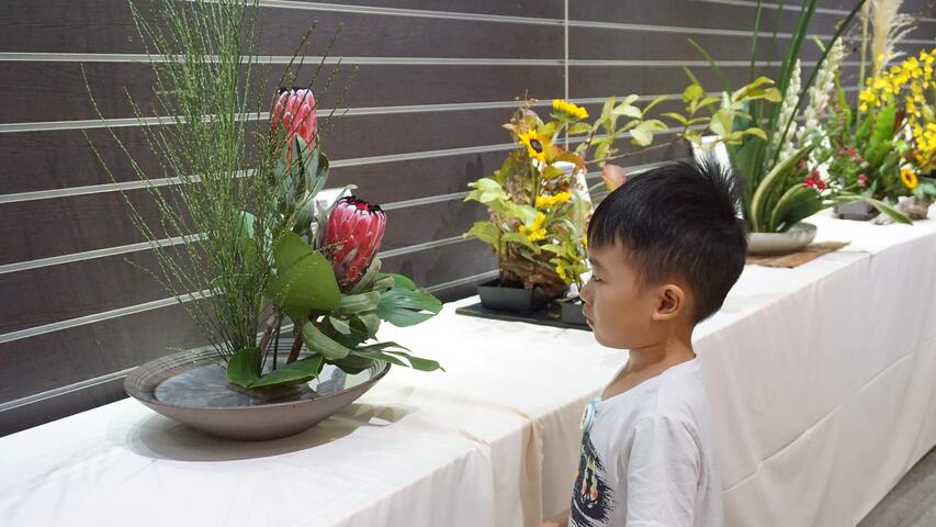 科博館植物園花藝特展慶中秋 民眾觀賞作品
