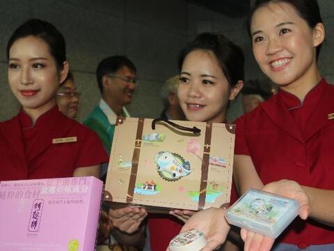 「台中-大分」定期包機今首航開航 空姐與紀念品合影留念