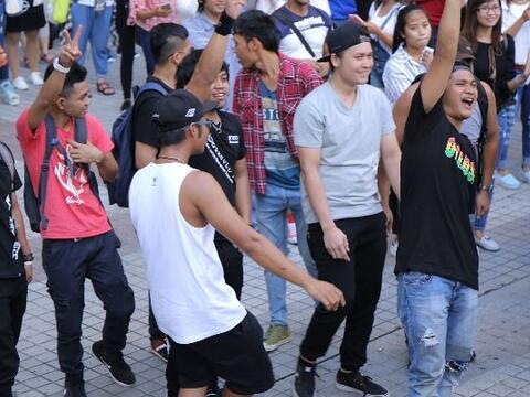 搖滾台中「綠空慢慢走」台下民眾開心參與活動中