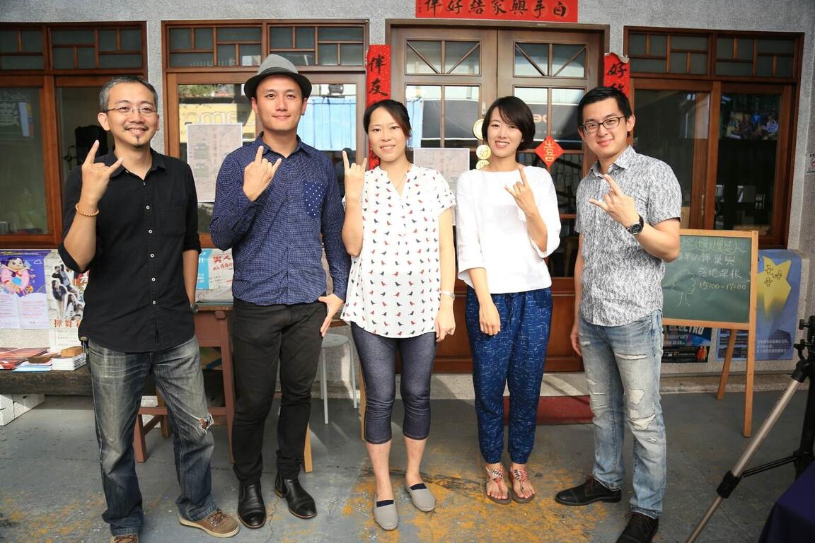 綠空慢慢走 中市新聞局長與青年音樂聲中共享中區悠閒午後