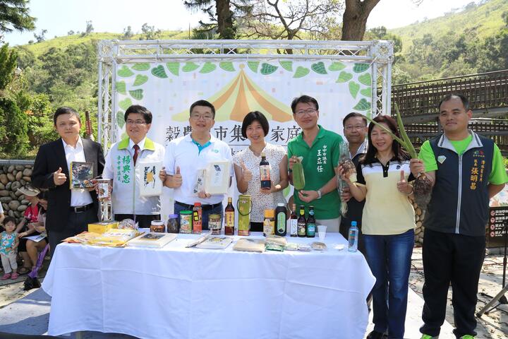 「穀農兒市集╳家庭日」＋「幸福親子藝文季」 海線親子共享好時光-議員合影留念