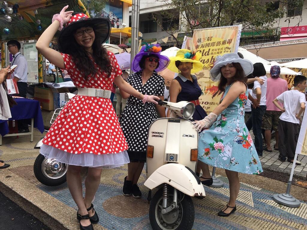 東海國際藝術節重現往日復古風情 -熱情民眾參與合影