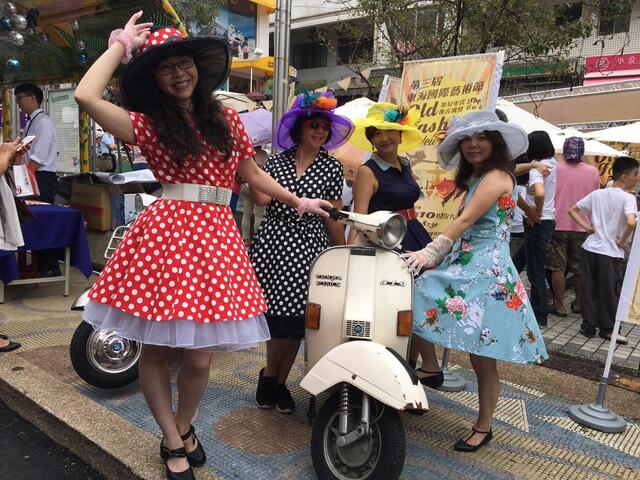 東海國際藝術節重現往日復古風情 -熱情民眾參與合影