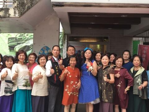 東海國際藝術節重現往日復古風情 - 議員與民眾合影