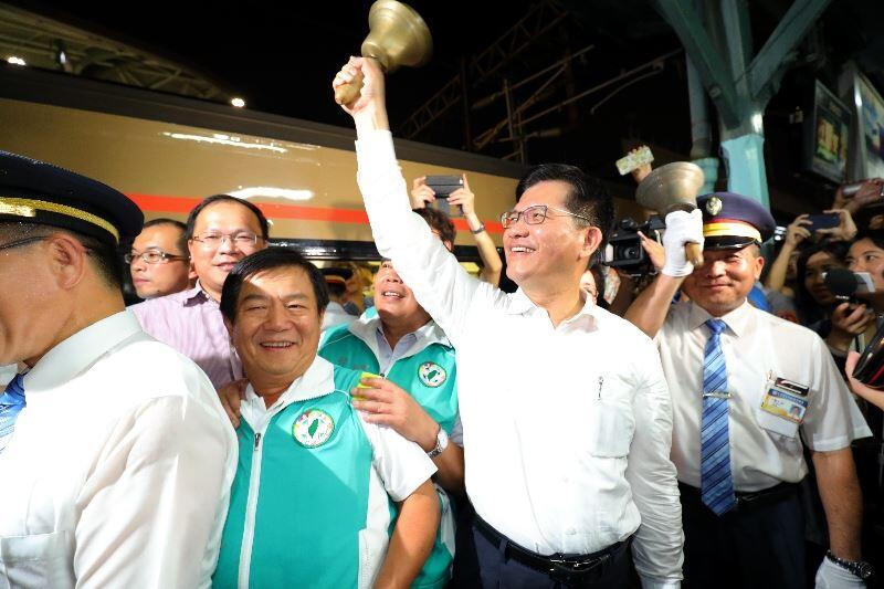 見證歷史性一刻 林市長搖鈴揮手歡送台中舊車站最後一班北上列車