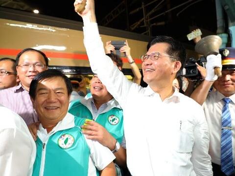 見證歷史性一刻 林市長搖鈴揮手歡送台中舊車站最後一班北上列車