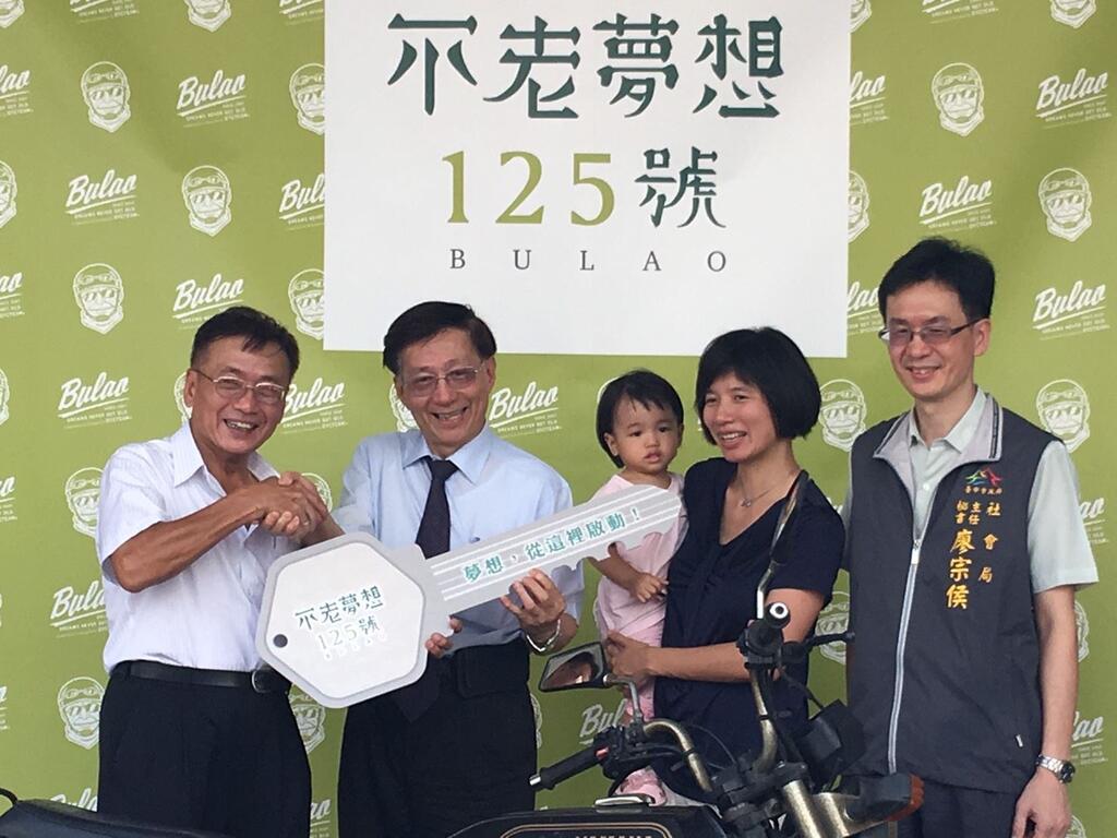 「不老騎士」阿桐伯子捐環島圓夢機車 成「不老夢想125號」鎮館之寶