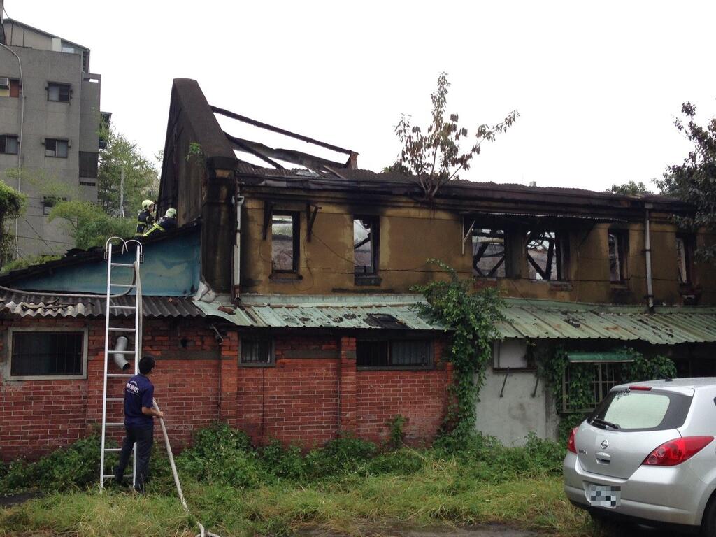 台中州文書倉庫屋頂遭祝融燒毀 中市府將採取緊急防護措施並進行建物修復