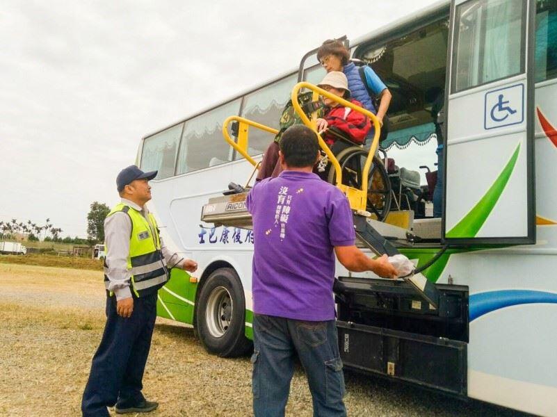 大型復康巴士到新社 身心障礙市民交通無礙賞花海