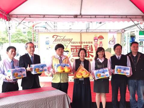 中市農業局北上推廣甜柿雪梨當季農特產