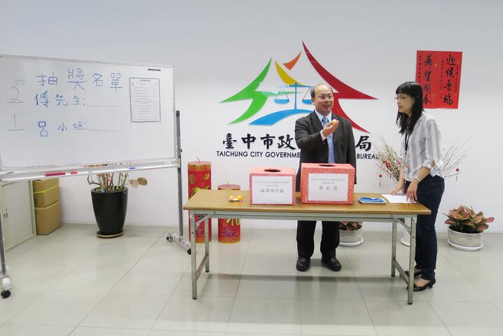 熱心消費者參加禮券健檢查獲違規業者 中市府抽住宿券致贈感謝