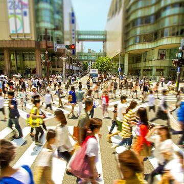 天神閃爍的大街人潮