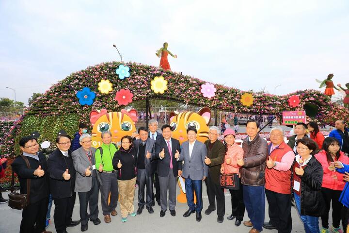 林市長參觀雲林台灣燈會台中花博燈區 - 合影留念