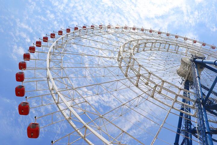 全台最大摩天轮天空之梦的主题商店采梦幻的马卡龙配色搭配云朵灯具, 令人眼睛一亮