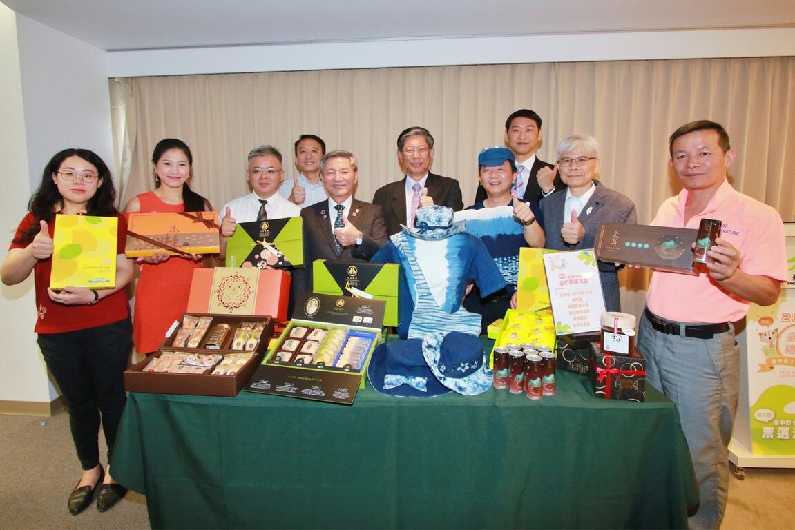 張副市長等人與歷年金口碑獎商品合影