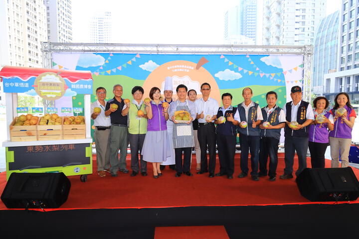 林市長與農業局副局長蔡勇勝、東勢區長徐佩鈴等人一起邀請大家參與8/5「看見東勢梨」行銷活動