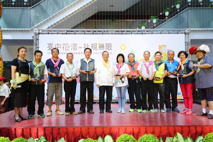 林副市長頒獎給獲選為典範案例的優秀社區