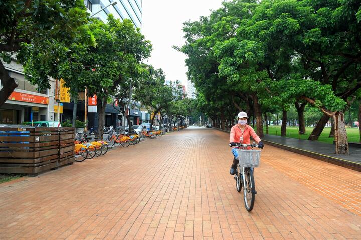 在绿园道骑乘自行车逐渐成为市民的生活习惯