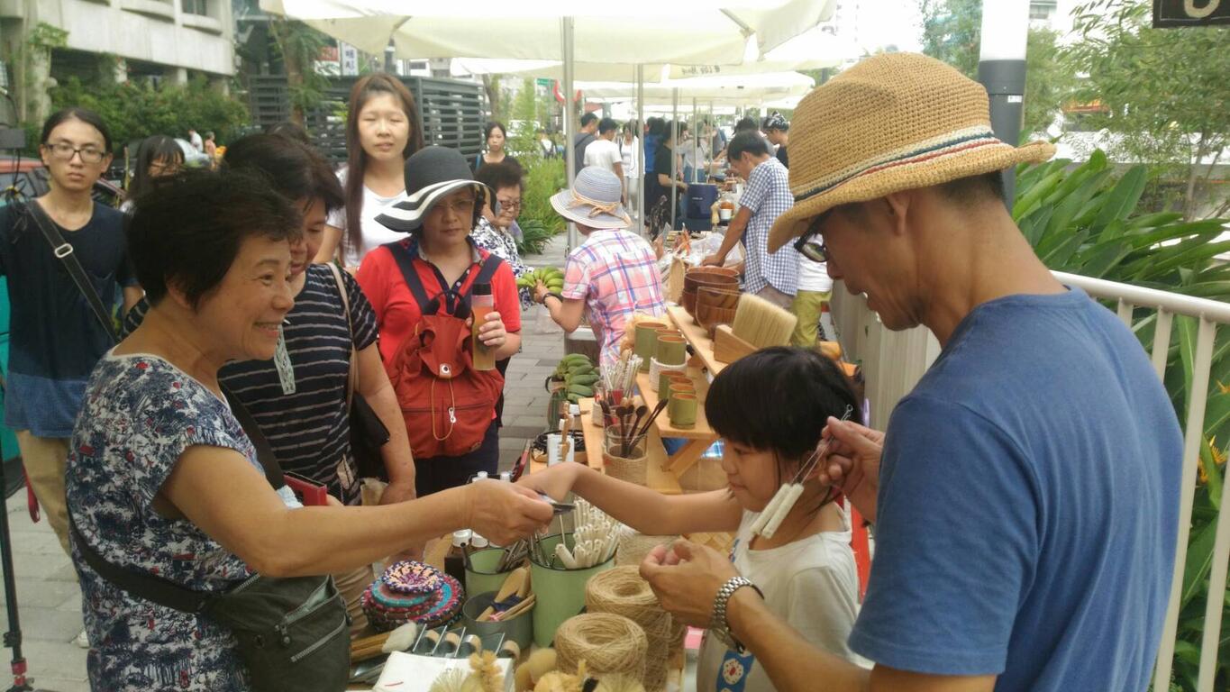 民眾向攤商購買創意商品
