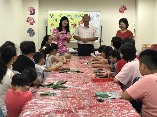 客委會主委劉宏基與民眾一起體驗製作紅粄