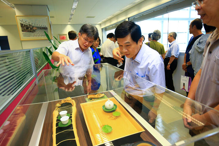 秘書長黃景茂與研考會主委柳嘉峰欣賞作品