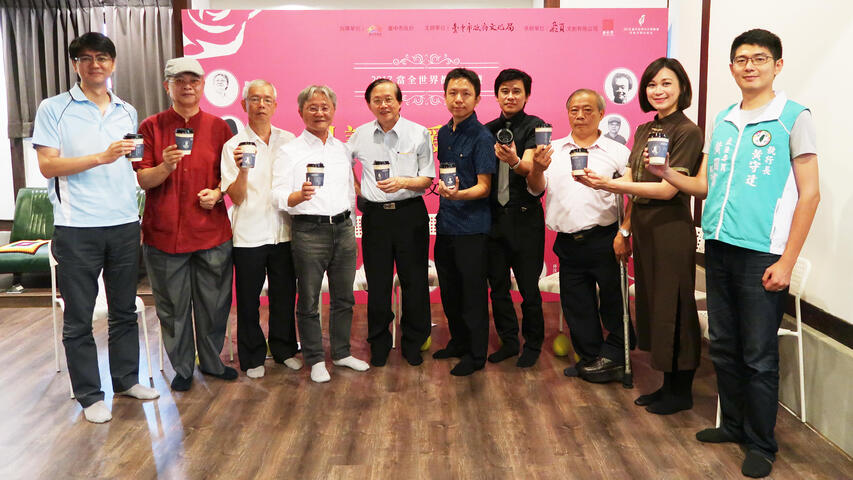 詩人們共同出席「詩文杯套」記者會