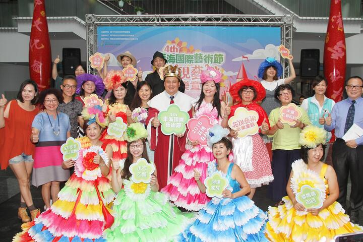 郭副秘扮成童話故事中的國王 爲活動暖身