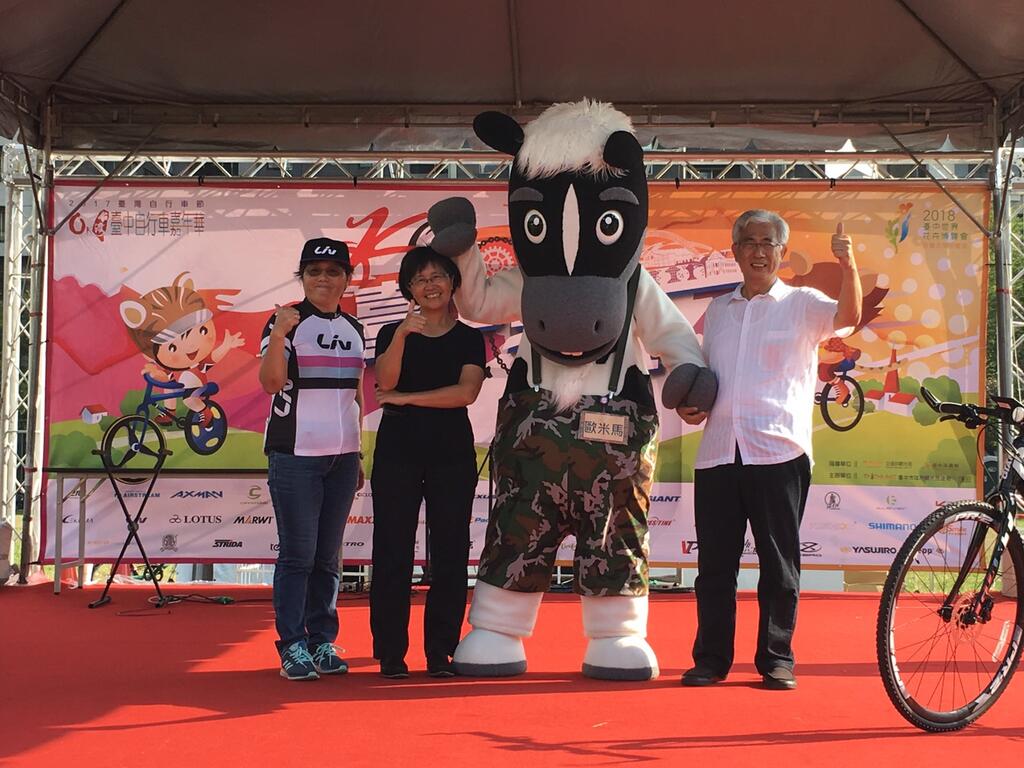 左起捷安特公司總經理鄭秋菊、交通部觀光局副局長陳淑慧，台中花博吉祥物歐米馬與市府觀旅局長陳盛山合影