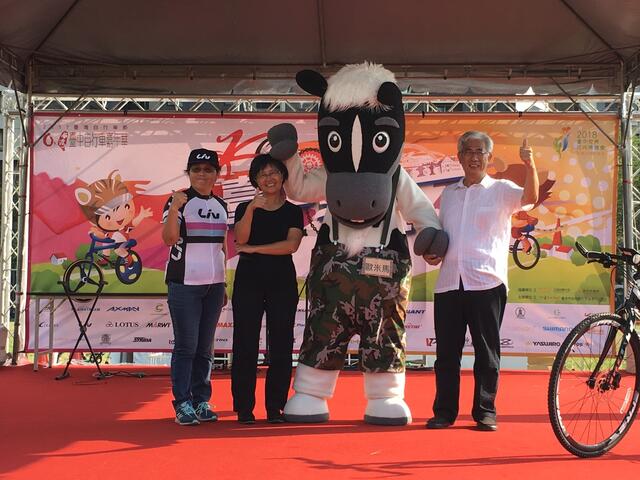 左起捷安特公司總經理鄭秋菊、交通部觀光局副局長陳淑慧，台中花博吉祥物歐米馬與市府觀旅局長陳盛山合影