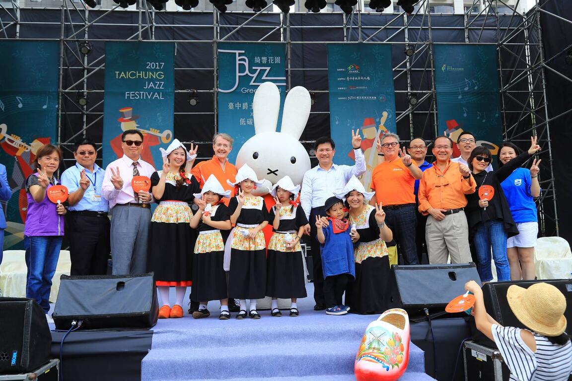 林市長與荷蘭貿易暨投資辦事處代表紀維德、荷蘭烏特勒支市(Utrecht)經發局長胡茲克馬卡斯(Albert Hutshemaekers)等人合照