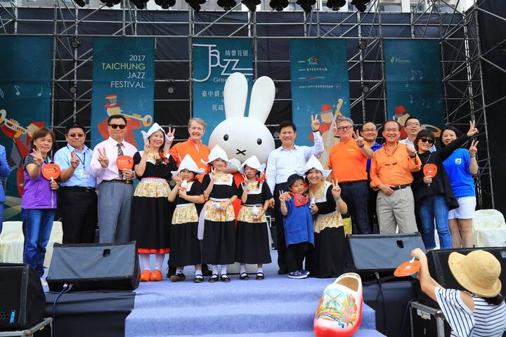 林市長與荷蘭貿易暨投資辦事處代表紀維德、荷蘭烏特勒支市(Utrecht)經發局長胡茲克馬卡斯(Albert Hutshemaekers)等人合照