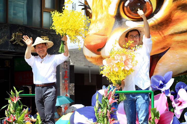 林市長與新聞局卓局長驚喜現身花博石虎花車