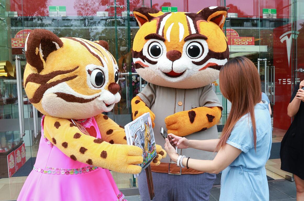 現場民眾立刻為石虎花車按讚