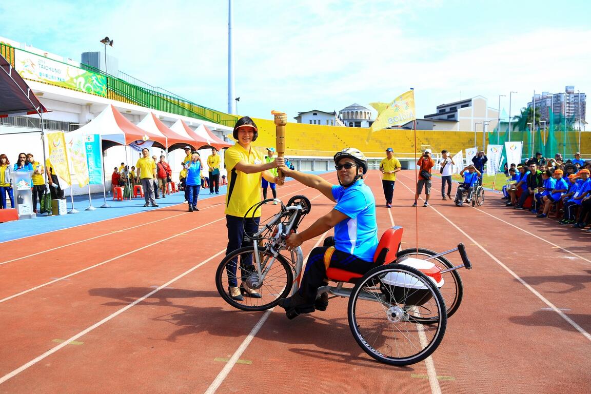 林副市長接下「風神自行車隊」護衛傳遞的聖火