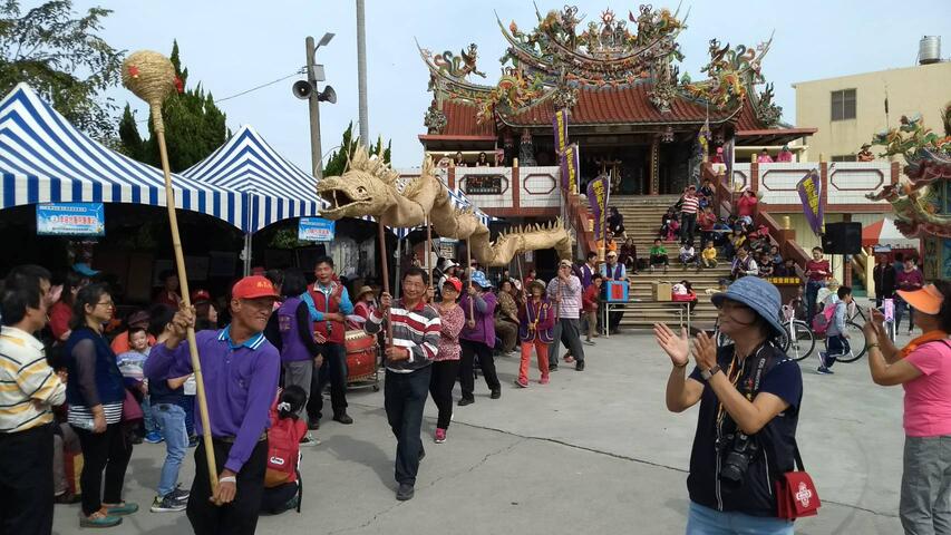 東安社區10人耗時50天編織的稻草舞龍