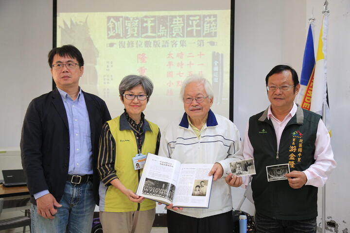 新聞局副局長吳超男、侯壽峰老師、財團法人影視發展基金會執行長林盈志和北區錦平里里長游金隆大合照