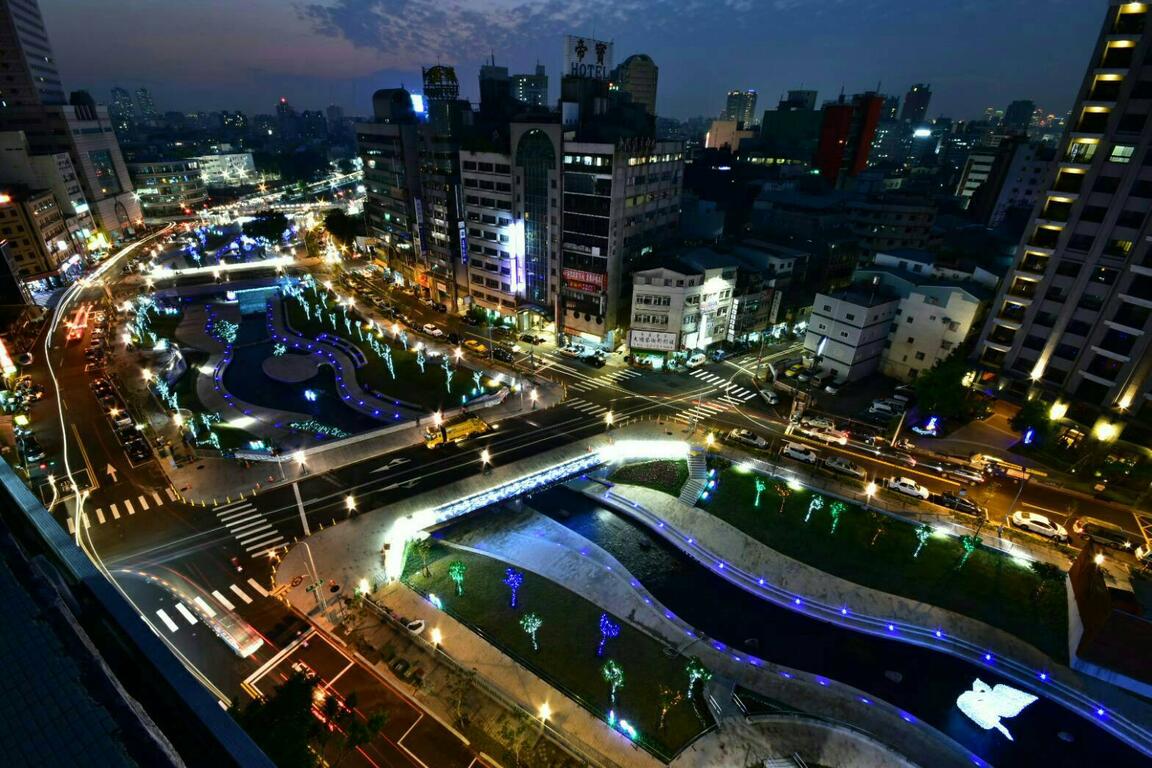 全國首棵水中耶誕樹 中市柳川封園佈展耶誕嘉年華會