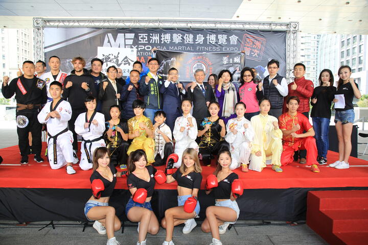 張副市長出席記者會，眾人合影