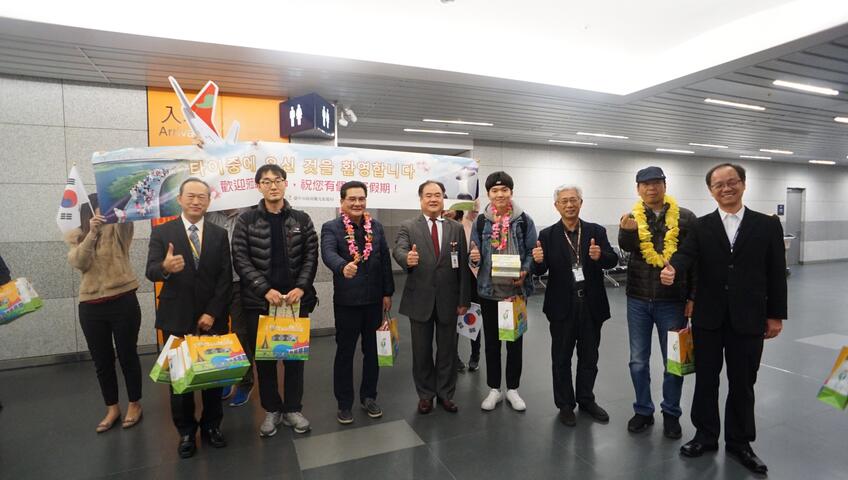 韩国德威航空昨日首航台中市，近200韩籍旅客到访