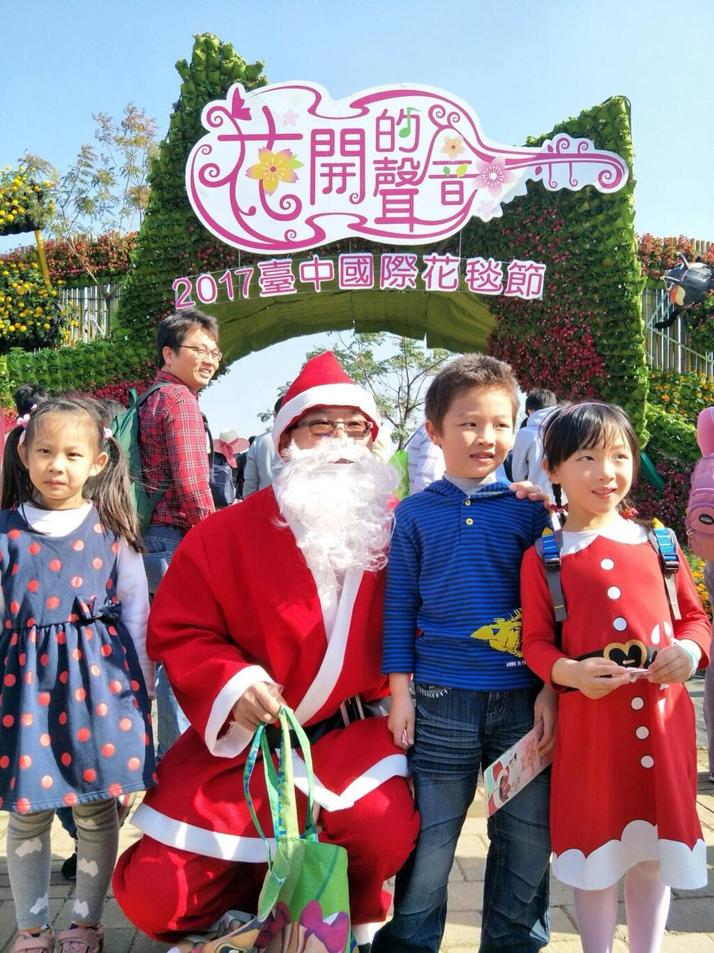 聖誕老公公現身花毯節發糖果 小朋友熱烈歡迎