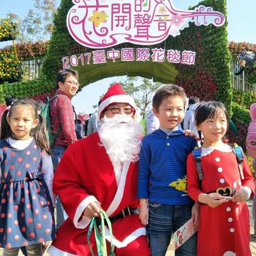 聖誕老公公現身花毯節發糖果 小朋友熱烈歡迎