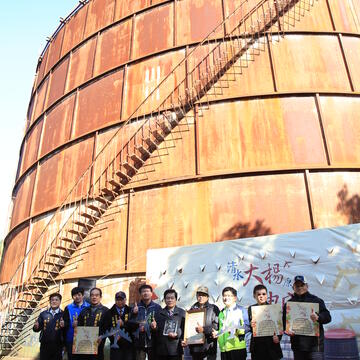 牛罵頭文化協進會及六百名地方居民捐贈清水大楊油庫予台中市政府,秘書長黃景茂代表市府受贈