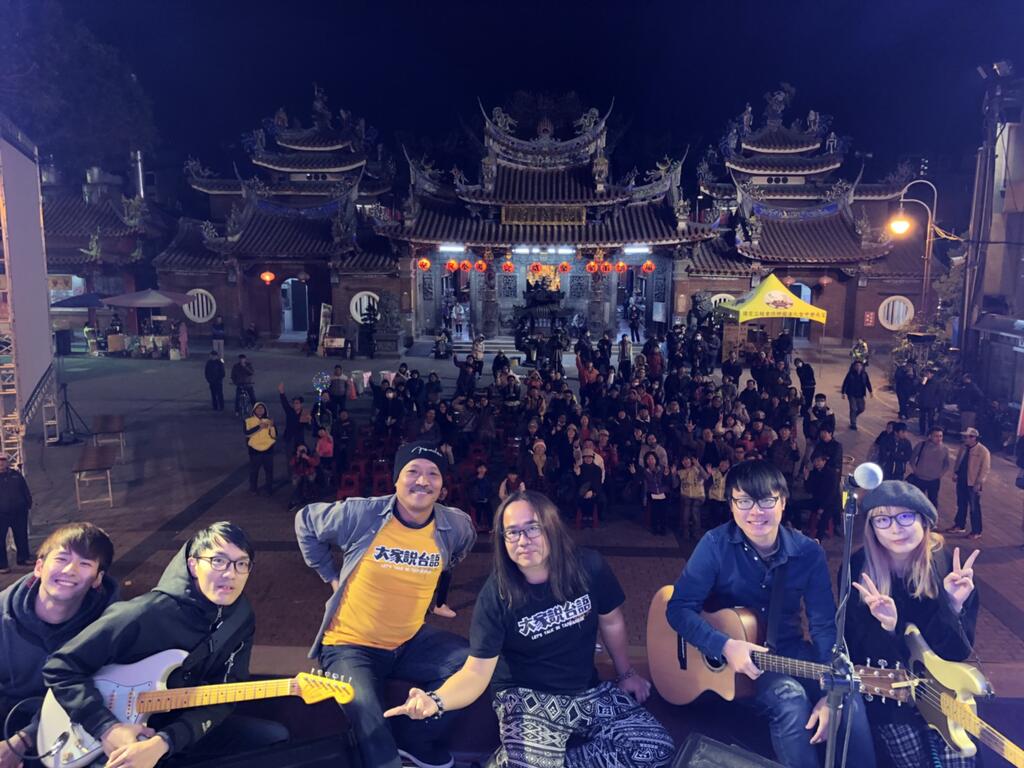 民眾共度熱鬧的週末夜晚,親近鄉土情懷